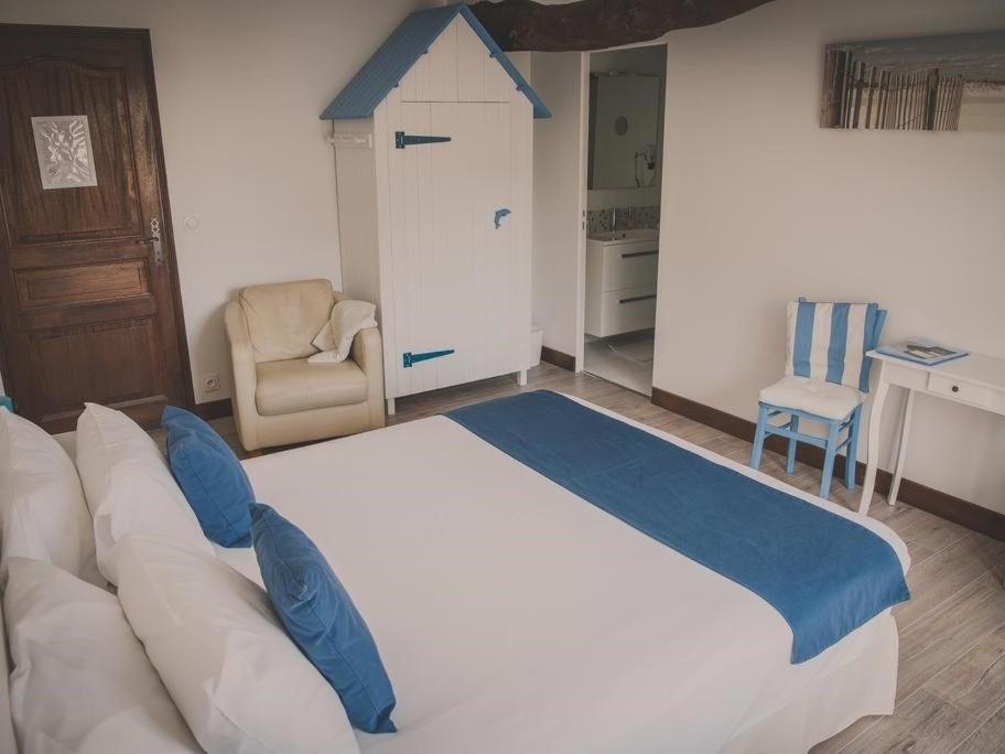 La Maison Periot Trevieres Bagian luar foto